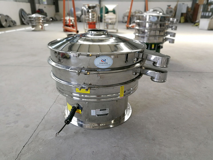 全不锈钢振动筛整机采用不锈钢抛光而成，干净卫生，可避免原料被污染